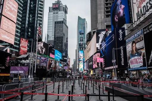 В Нью-Йорке каждый сможет найти себе развлечение: прогуляться по Бродвею и посетить известные мюзиклы, посетить Таймс-сквер, зайти в антикварный магазин.
