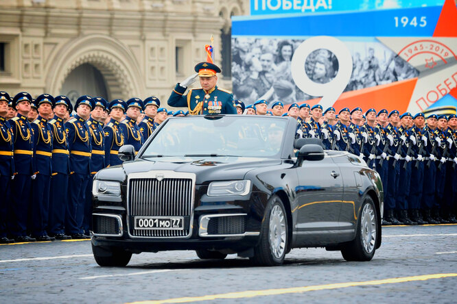Почему парадные кабриолеты на День Победы из серых стали чёрными? Почему парадные кабриолеты на День Победы из серых стали чёрными?