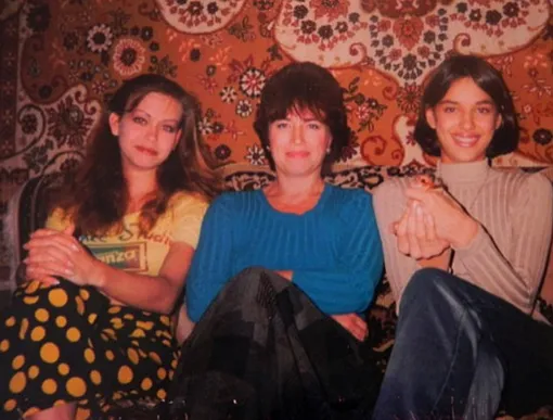 Слева направо: Татьяна, сестра Ирины, ее мать Ольга и сама Шейк