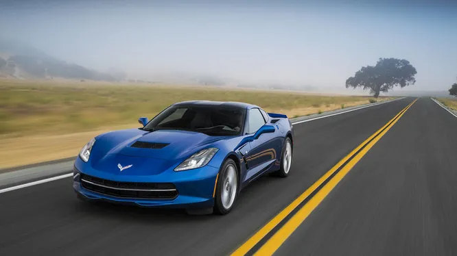 2014 Corvette C7. Многие предыдущие модели от Corvette заставляли забыть, насколько они были неудобны и плохо управляемы. C7 другая эта машина комфортна, дружелюбна и может разогнаться до скорости, которая вам в общем-то и не нужна.