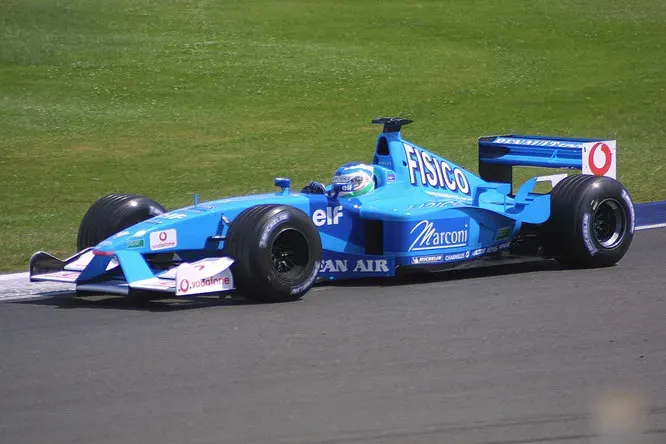 Benetton - «формульная» команда, прославившая некогда Михаэля Шумахера. На «Бенеттонах» он завоевал два первых титула и выиграл 19 Гран-При. Команда появилась в 1986 году, когда текстильный гигант Benetton Group выкупил остатки команды Toleman, и исчезла в 2001-м, когда компания Renault, выкупившая её, решила сменить название. На снимке Benetton-Renault B201, последний болид команды.