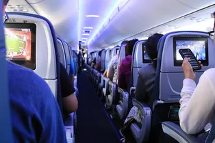 Зачем в самолетах затемняют свет при взлете и посадке?
