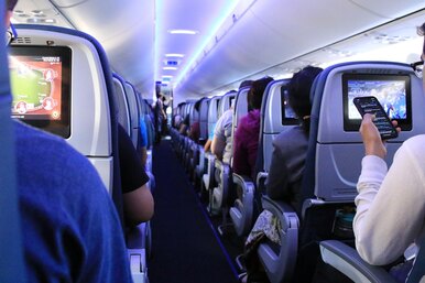 Зачем в самолетах затемняют свет при взлете и посадке?