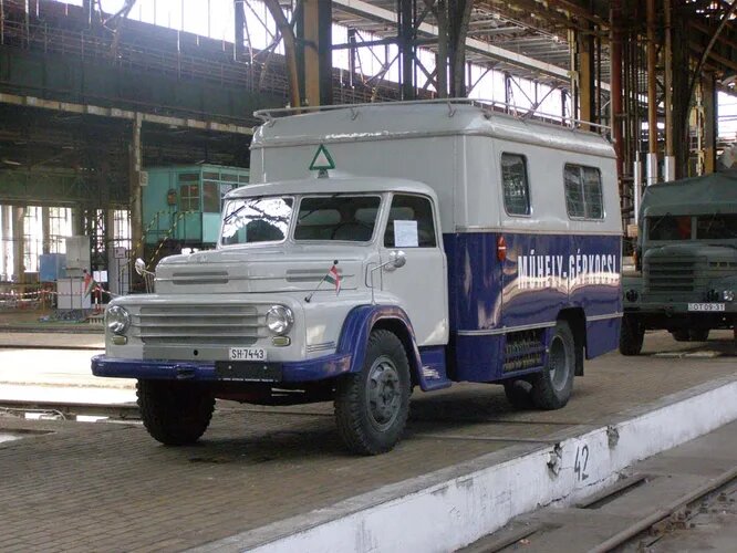 Csepel производитель грузовиков и военной техники, основанный правительственным указом сразу после войны и в 1949 году выпустивший из ворот завода первый автомобиль. В 1996 году компания разорилась, но старые «Чепели» до сих пор бороздят венгерские дороги, а иногда даже принимают участие в ретро-ралли. На снимке Csepel D450.