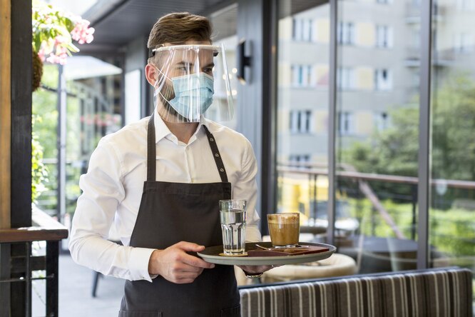 Поход в ресторан во время пандемии: как снизить риск заражения коронавирусом в отпуске и на праздниках