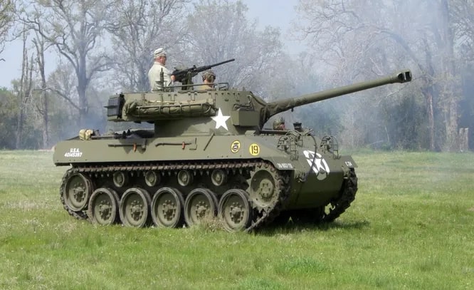 Настоящая САУ «Хеллккэт» М-18 была создана другой автомобильной компанией, Buick, в 1944 году. Двигатель этой машины изначально предназначался для самолёта, но в результате позволил разгонять М-18 до 88 км/ч. «Хеллкэт» успешно выступала против немецкой бронетехники в Европе благодаря высокой скорости и мощному 75-мм орудию.