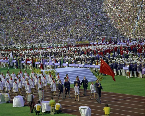 Делегация спортсменов СССР на церемонии открытия ХХ летних Олимпийских игр в Мюнхене в 1972 году. Эта Олимпиада собрала рекордное количество участников и национальных команд. Впервые своих делегатов прислали Албания, Верхняя Вольта, Габон, Дагомея, КНДР, Лесото, Малави, Саудовская Аравия, Свазиленд, Сомали и Того.
