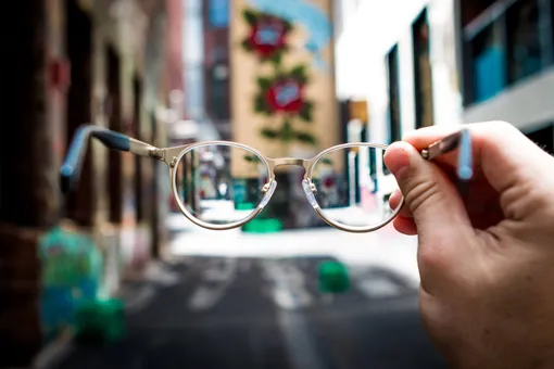 6 неочевидных факторов, которые плохо влияют на зрение: проверьте себя