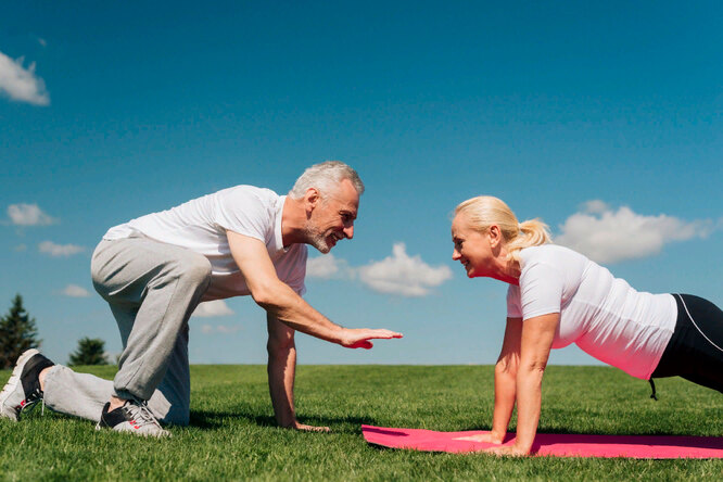 В пожилом возрасте рекомендуется воздержаться от силовых тренировок. Они являются самым травмоопасным видом спорта. Кроме того, силовая тренировка в пожилом возрасте — бессмысленна. С возрастом активность мышц снижается, а их рост затрудняется. Для занятий лучше всего подойдут гимнастика, йоги, спортивная ходьба