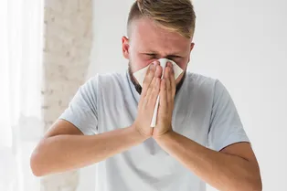 Чем опасны капли для носа: врач предупредил о последствиях