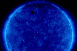 Странный объект на снимке Солнца: НЛО или техническая ошибка?