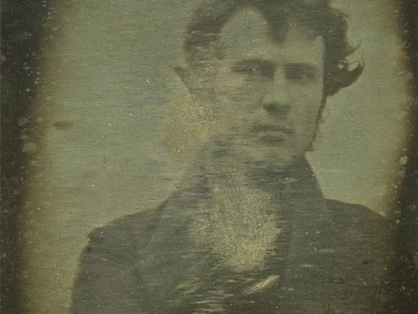 Первое в истории селфи сделал в 1839 году американский пионер фотографии Роберт Корнелиус. Его автопортрет одновременно стал первым в истории снимком человеческого лица как такового.