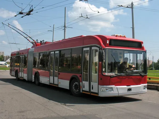 Троллейбус «Белкоммунмаш» АКСМ-333. «Белкоммунмаш» крупное предприятие, производящее городской электротранспорт трамваи, троллейбусы и дуобусы. Основано в 1973 году и является одним из лидеров белорусской промышленности.