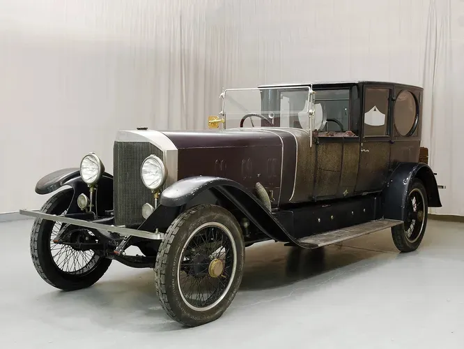 Joswin. Берлинская компания строила автомобили высшего класса с 1920 по 1924 год. В качестве двигателей использовались 6-цилиндровые агрегаты Mersedes объёмами 6 или 7 литров. На снимке Joswin Limousine 1922 года.