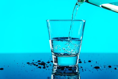 Сколько воды нужно пить мужчине: совет уролога