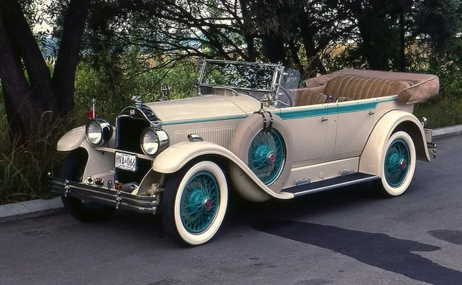 McLaughlin. Компания, с 1876 года строившая экипажа, в 1907-м перешла на производство автомобилей. В 1915-м бренд прибрела GM и переименовала в McLaughlin-Buick, а к 1930-му проиводство свернули. На снимке   McLaughlin-Buick Royal Tour (1928). 