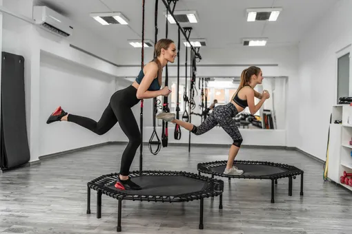 Хотите быстро похудеть, но устали от тренировок в зале: попробуйте прыжки на батуте. Это веселое и полезное занятие