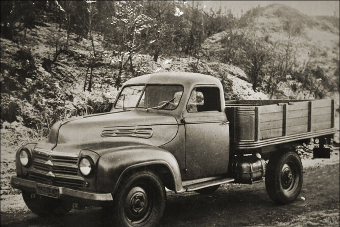 1949 год, УАЗ-300. Первая собственная модель завода, разработанная уже не НАТИ, а конструкторами УАЗ. В семейство входила также модель 302 и 308 но все они остались лишь «концепт-карами». В 1951 году проект советского пикапа был свернут.