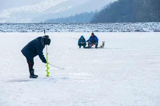 Как не провалиться под лед во время зимней рыбалки?