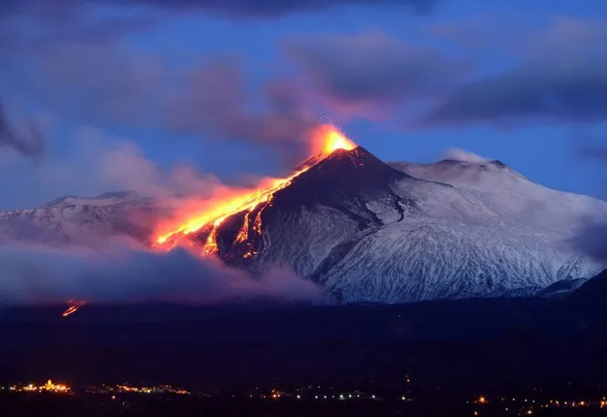 Этна, расположенный в Италии   высочайший действующий вулкан на территории Европы. Он превосходит Везувий по размеру в два с половиной раза, но обладает более мягким характером. Небольшие извержения происходят с частотой в два-три месяца, но не приносят особого ущерба. 