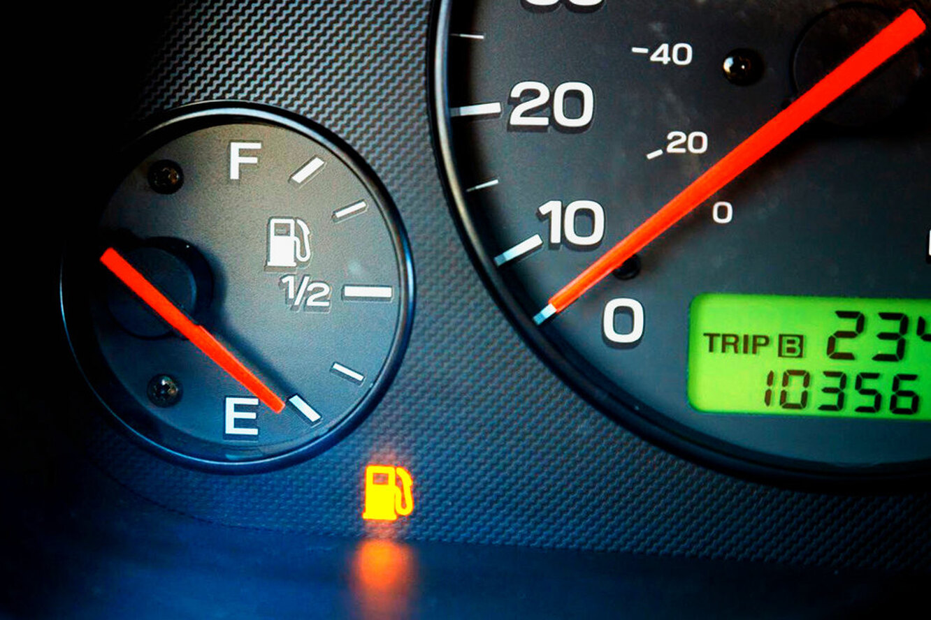 Ниссан полный бак. Лампочка топлива Киа Пиканто. Индикатор низкого уровня топлива. Лампочка уровня топлива на панели. Индикатор бензина в машине.