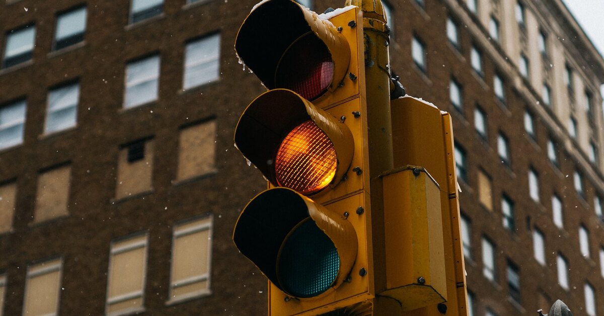 Можно ли проезжать на желтый сигнал светофора?