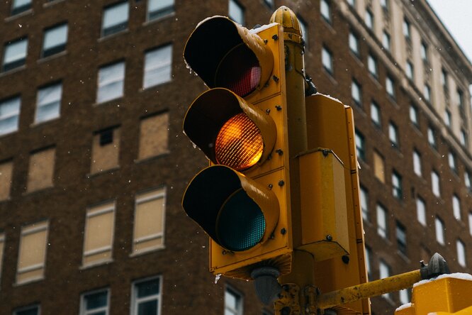 Можно ли проезжать на желтый сигнал светофора?