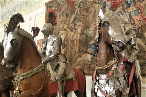 Скверный секрет из Средневековья: как рыцари в громоздких доспехах ходили в туалет?