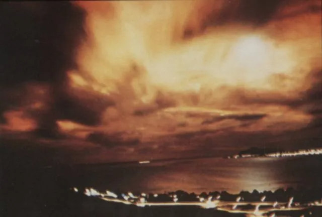 Проект Starfish Prime. Проект по сути сводился к подрыву ядерного заряда в магнитосфере Земли с тем, чтобы проверить возможность применения возникающего при взрыве электромагнитного импульса для борьбы с электроникой противника. Взрыв, произведённый в 1962 году, привёл к увеличению концентрации заряженных частиц в радиационном поясе Земли и отказу ряда спутников на низких орбитах. США и СССР довольно быстро отказались от высотных ядерных испытаний.