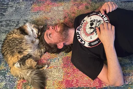 Эта говорящая кошка покорила интернет: питомец научился отвечать хозяину как человек