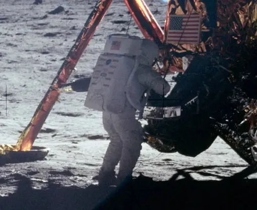 Вот он, единственный снимок Нила Армстронга на Луне, который не могли найти 20 лет. Кстати, позднее в НАСА было принято решение делать красные полосы на скафандре командира, чтобы астронавтов можно было легко различить.