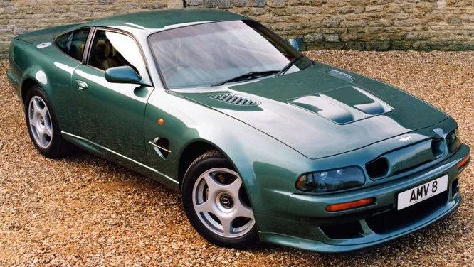 Aston Martin V8 Vantage Le Mans (1999). В конце 90-х в Aston Martin создали один из мощнейших автомобилей в мире V8 Vantage Le Mans. К движку V8 добавили два суперчарджера, и тот стал выдавать 600 л.с. Результат (322 км/ч) поражал воображение.
