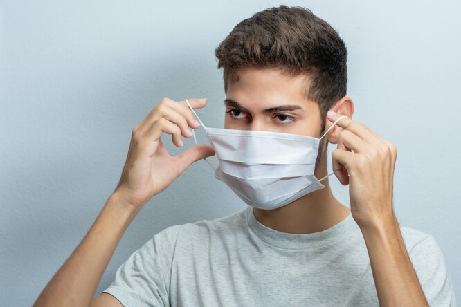 Нужно ли снова носить маски и вакцинироваться от коронавируса?