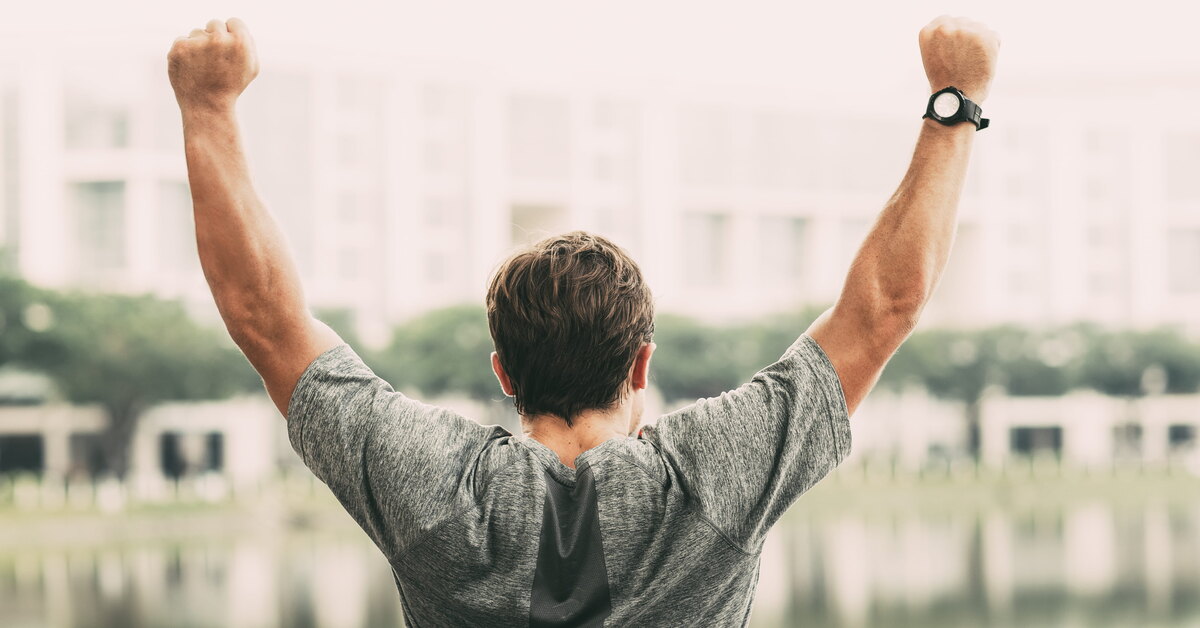 Парень со спины. Мужчина на озере фото. Man cape walking back. Накаченная спина мужская. Guy is back.