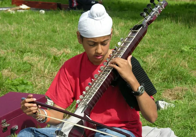 Эсрадж - индийский музыкальный струнный инструмент, нечто среднее между ситаром (другим индийским музыкальным инструментом) и виолончелью. Для игры на нём используется смычок.