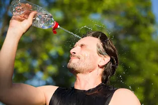 Почему вредно пить 2 литра воды в день: врач разрушил популярный миф