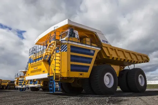 Колосс на колесах: на что способен самый большой в мире грузовик
