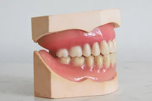 Почему зубы не бывают кристально белыми (и это нормально)