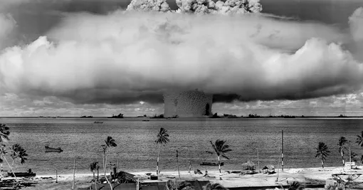 Взрыв атомной бомбы.