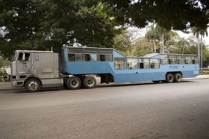 Зачем покупать новый автобус, если можно сделать его из старой фуры? Так решают проблемы общественного транспорта на Кубе