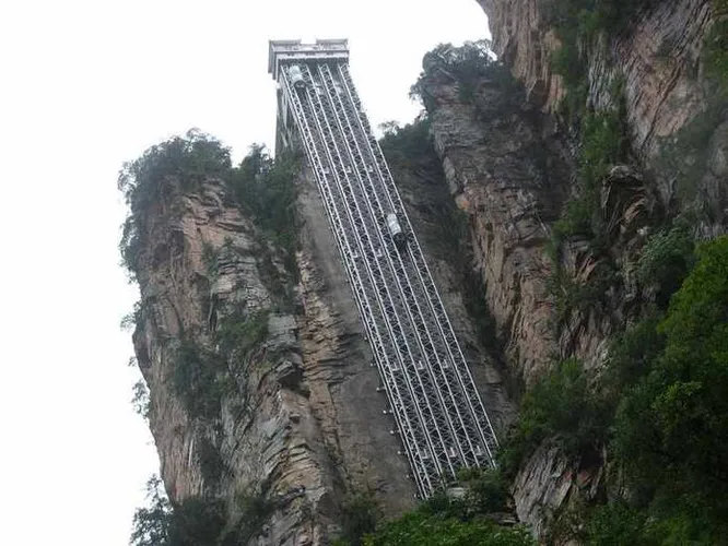 Самый высокий наружный подъемник -Лифт Ста Драконов в китайской провинции Хунань катает туристов вдоль отвесной скалы высотой 330 метров. В его стеклянной кабине помещаются 50 человек. До строительства лифта в 1999 году любители грандиозных видов вынуждены были подниматься на смотровую площадку пешком.