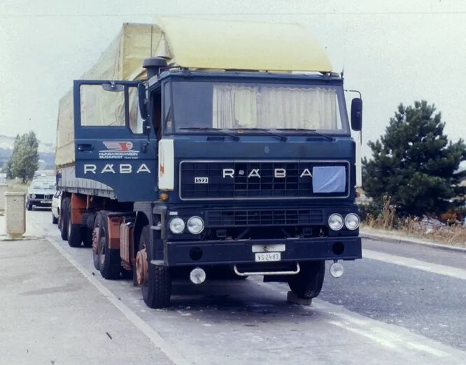 R ba некогда крупнейший венгерский производитель грузовой и военной техники, основан в 1896 году. Ныне специализируется на военных траках повышенной проходимости и комплектующих для грузовых автомобилей. На снимке R ba S22.