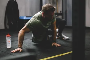 Как избавиться от болей в спине: 6 упражнений от звездного тренера Люка Уортингтона