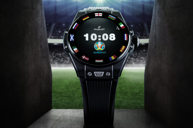 Компания Hublot, официальный хронометрист чемпионата Европы по футболу, выпустила новую версию смарт-часов Big Bang e