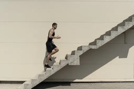 Как подниматься по лестнице, чтобы тренировать ноги?