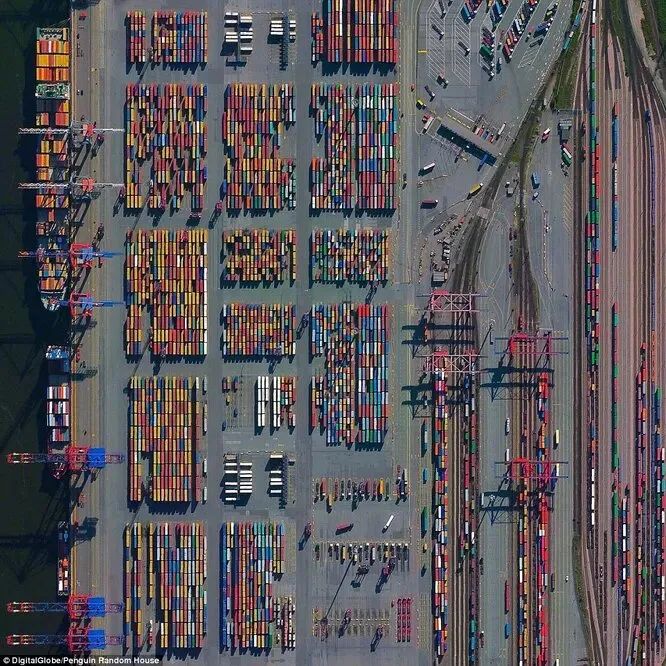 Контейнерный терминал в гамбургском порту пропускает 132 миллиона тонн грузов в год. Это почти треть суммарного веса всех людей на Земле.