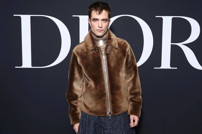 Бэтмен уже не тот: Роберт Паттинсон пришел на показ Dior в юбке и шубе и стал мемом