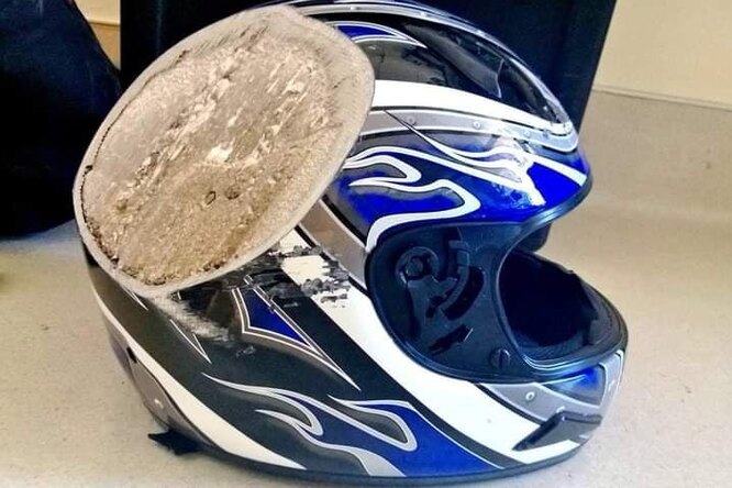 Что произошло с мотоциклетным шлемом во время аварии: может быть, вы сможете разобраться?