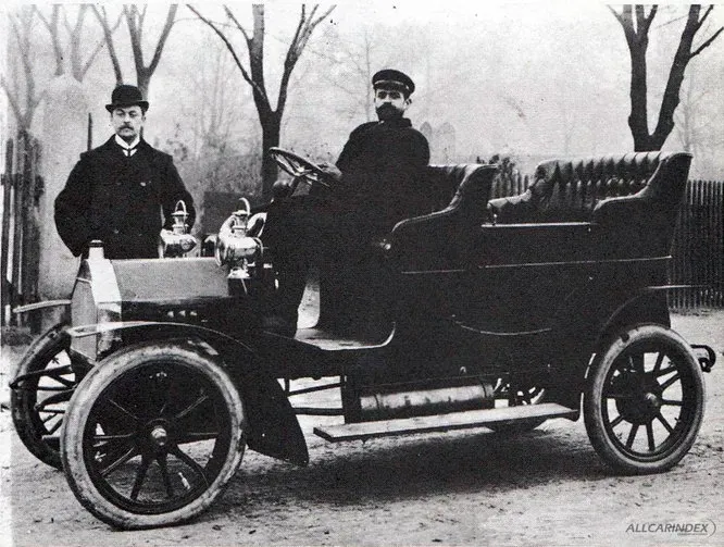 Norsk первый норвежский автопроизводитель. Существовал в Осло с 1908 по 1911 год, успел выпустить около десяти машин. В модельном ряду была малолитражка с 8-сильным мотором и более тяжёлая модель с кузовом типа «туринг» и мощным 4-цилиндровым агрегатом (на фото).