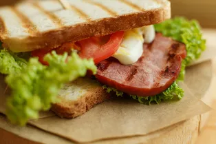 Тайны идеального тоста: почему каждому нужна бутербродница в кухне?